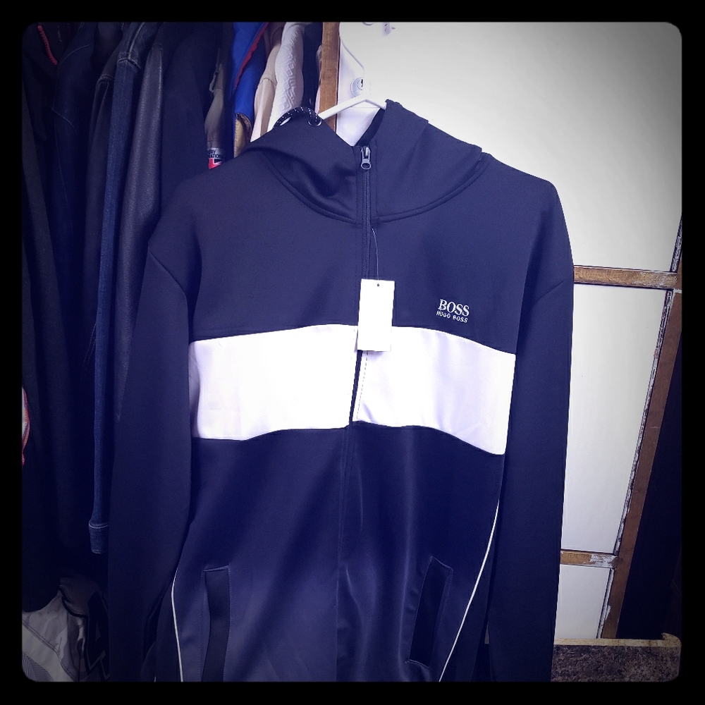 MENS SIZE LG HUGO BOSS TRACKSUIT (TOP AND BOTTOM)